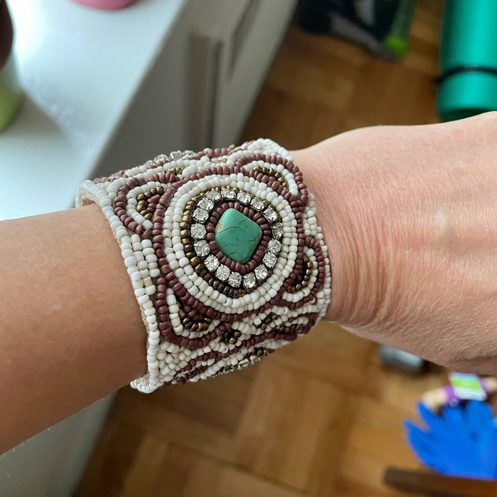 Snap closure bracelet w/ turquoise stones & beads!